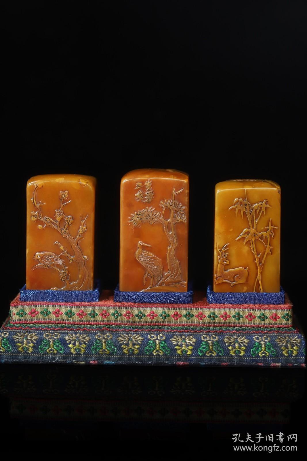 旧藏珍品布盒装纯手工雕刻寿山石印章。山水人物。名人雕刻，雕工精细，深度高浮雕，外观独特，神韵逼真，活龙活现。纯天然石色，萝卜丝纹清晰。包浆手感细腻润嫩尺寸6公分x3.3公分x3.3公分x重量509克)。