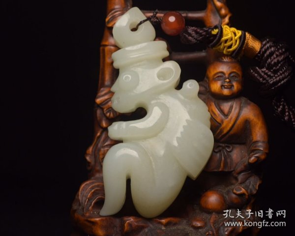 和田玉太阳神佩 规格:7.1×3.6×2.0厘米 重 69克