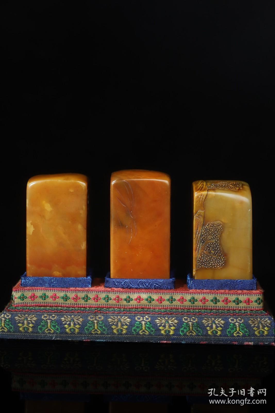 旧藏珍品布盒装纯手工雕刻寿山石印章。山水人物。名人雕刻，雕工精细，深度高浮雕，外观独特，神韵逼真，活龙活现。纯天然石色，萝卜丝纹清晰。包浆手感细腻润嫩尺寸6公分x3.3公分x3.3公分x重量509克)。