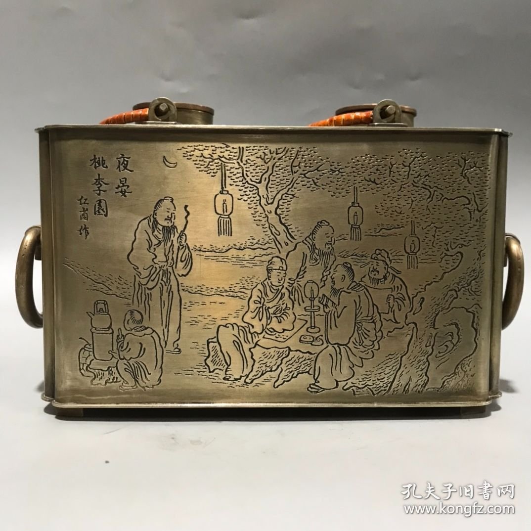 旧藏：白铜温酒壶，雕工精细，雕刻夜晏桃李图，满工，挺重的，底部有落款，有收藏价值 尺寸：高12cm,宽16.5cm,厚9cm，重量：1242克X