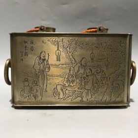 旧藏:白铜温酒壶,雕工精细,雕刻夜晏桃李图,满工,挺重的,底部有落款,有收藏价值 尺寸:高12cm,宽16.5cm,厚9cm,重量:1242克X