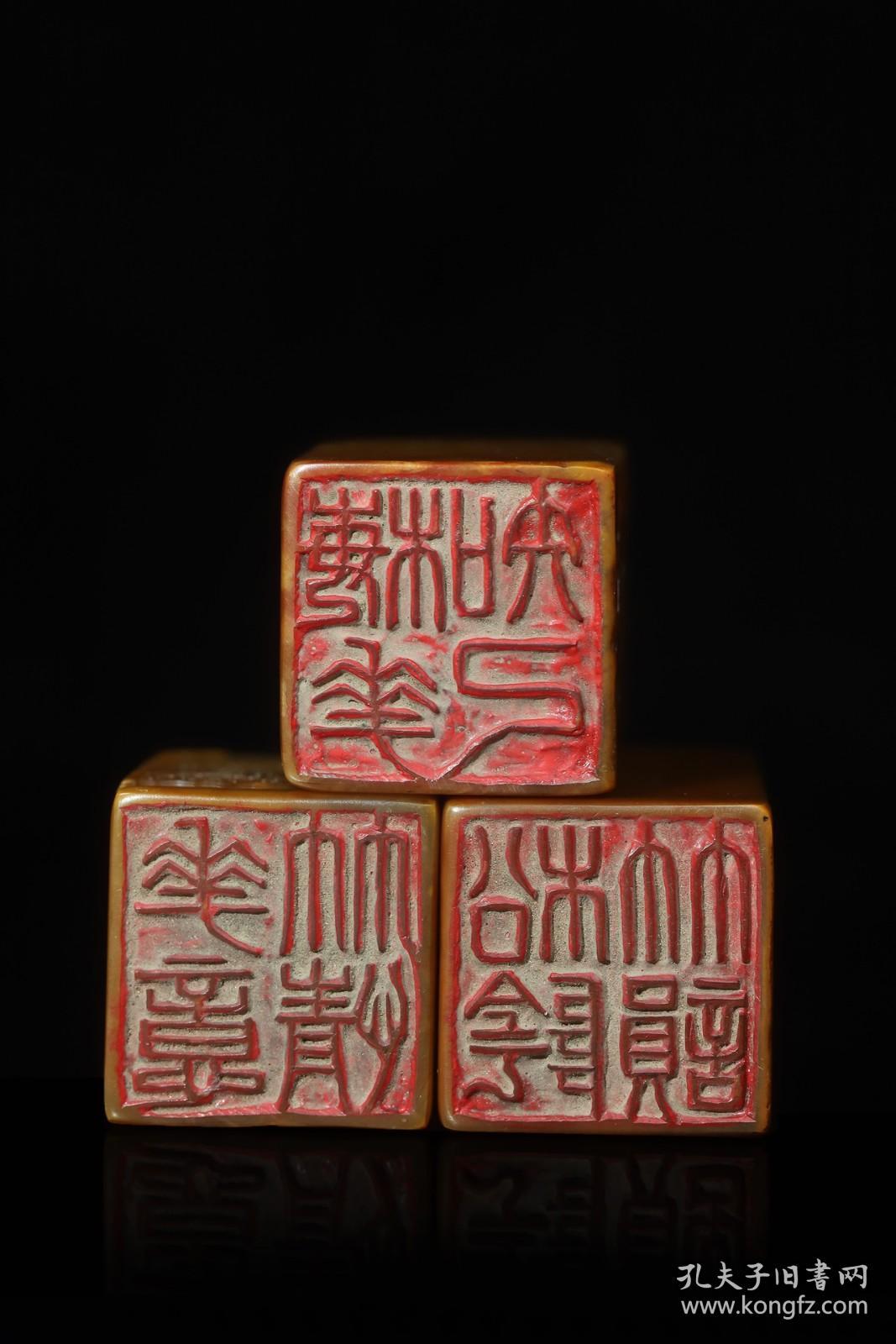 旧藏珍品布盒装纯手工雕刻寿山石印章。山水人物。名人雕刻，雕工精细，深度高浮雕，外观独特，神韵逼真，活龙活现。纯天然石色，萝卜丝纹清晰。包浆手感细腻润嫩尺寸6公分x3.3公分x3.3公分x重量509克)。