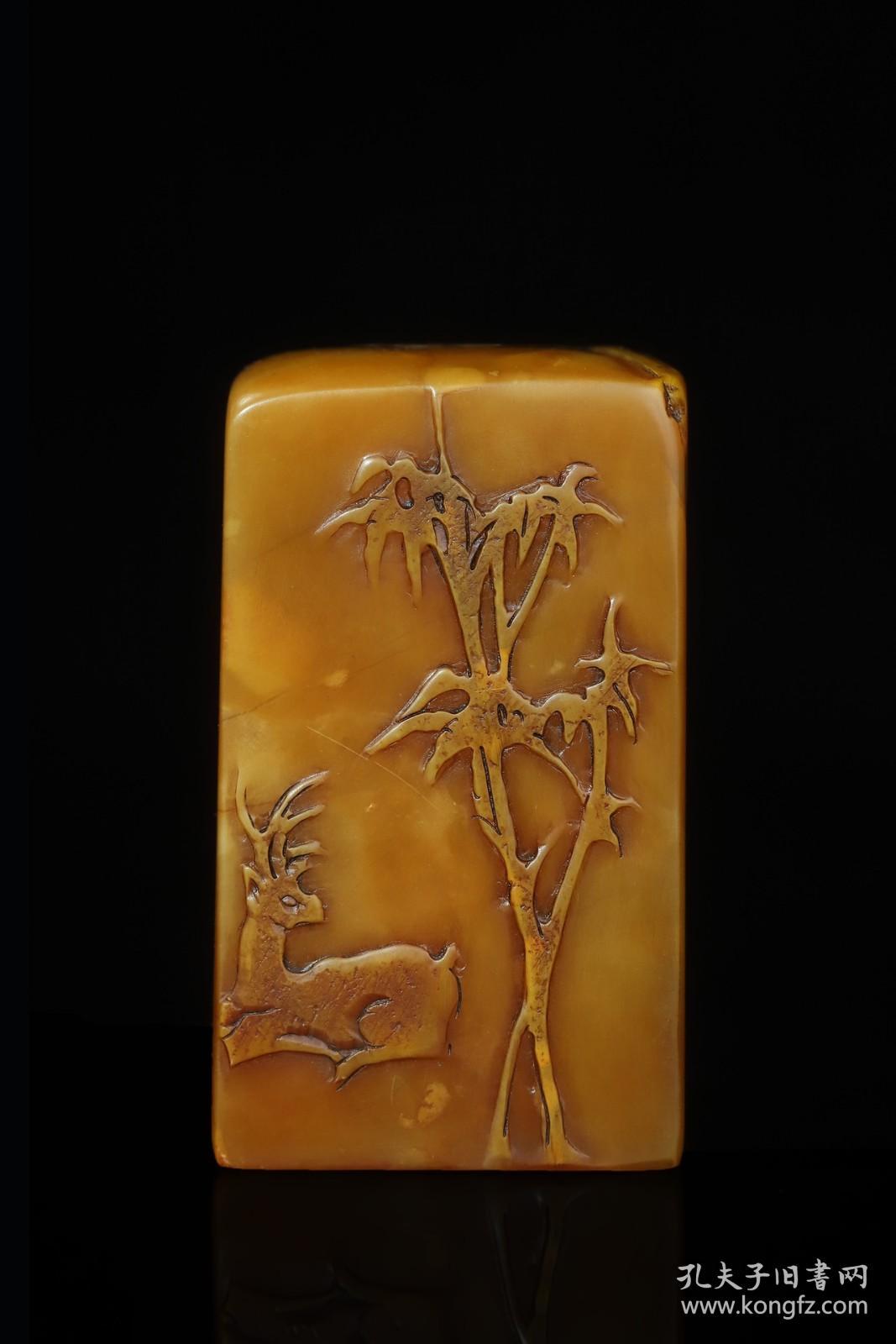 旧藏珍品布盒装纯手工雕刻寿山石印章。山水人物。名人雕刻，雕工精细，深度高浮雕，外观独特，神韵逼真，活龙活现。纯天然石色，萝卜丝纹清晰。包浆手感细腻润嫩尺寸6公分x3.3公分x3.3公分x重量509克)。