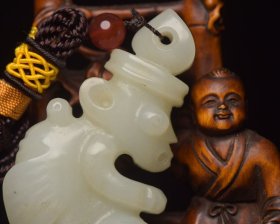 和田玉太阳神佩 规格:7.1×3.6×2.0厘米 重 69克