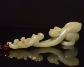 和田玉猪龙   
规格: 13×3.8×1.8厘米，重 98克。