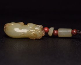 和田玉兽 规格:8.7×1.9×1.8厘米 重 40克。