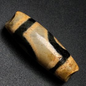 【两眼天珠】 尺寸40*14毫米，重量11.5克，二眼天珠