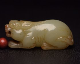 和田玉兽 规格:8.7×1.9×1.8厘米 重 40克。