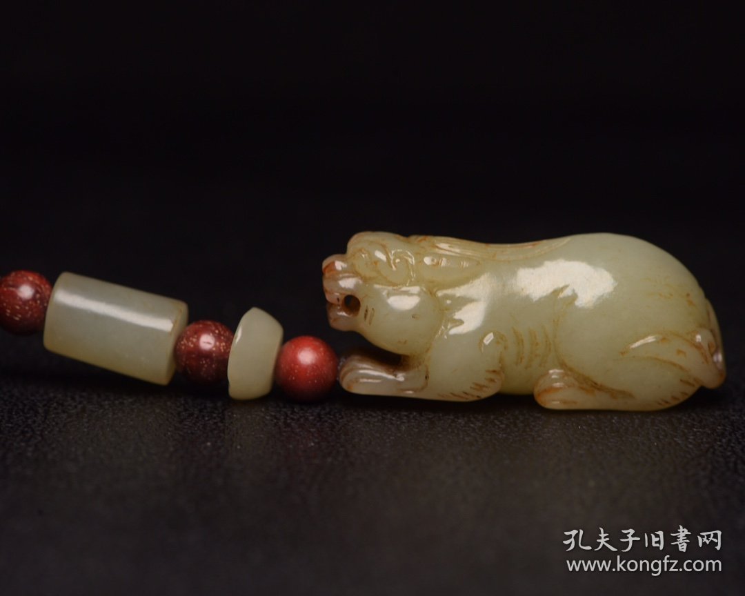 点击查看原图 和田玉兽 规格:8.7×1.9×1.8厘米 重 40克。
