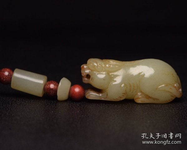 和田玉兽 规格:8.7×1.9×1.8厘米 重 40克。