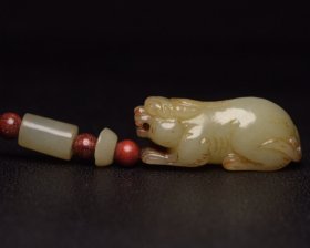 和田玉兽 规格:8.7×1.9×1.8厘米 重 40克。