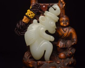 和田玉太阳神佩 规格:7.1×3.6×2.0厘米 重 69克