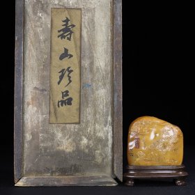 旧藏木盒寿山石微雕松下聚贤人物薄意摆件，净长7.5厘米宽3.5厘米高7.5厘米，净重262克