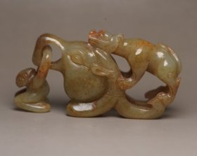 和田玉龙    携子上朝
规格: 7.0×4.3×2.1厘米，重 76克