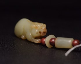 和田玉兽 规格:8.7×1.9×1.8厘米 重 40克。