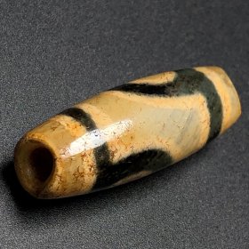 【两眼天珠】 尺寸40*14毫米，重量11.5克，二眼天珠
