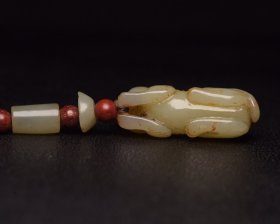 和田玉兽 规格:8.7×1.9×1.8厘米 重 40克。