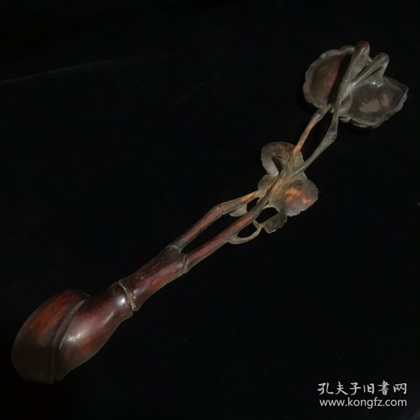 旧藏小叶老黄杨木雕灵芝如意,做工精细,栩栩如生,包浆温润细腻,品相完美。
尺寸:长38cm,宽9cm,重159g