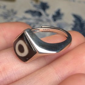 一眼天珠镶嵌925银戒指
尺寸：内径17毫米、大小可以调节