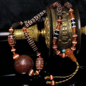 尼泊尔天珠项链尼泊尔珠饰交流欣赏
尺寸：最小8毫米 最大70毫米 吊坠35毫米