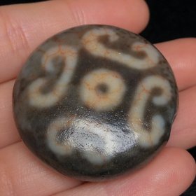 血丝天眼佛牌 尺寸：37*14毫米 重量30.5克