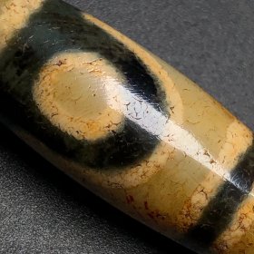 【两眼天珠】 尺寸40*14毫米，重量11.5克，二眼天珠