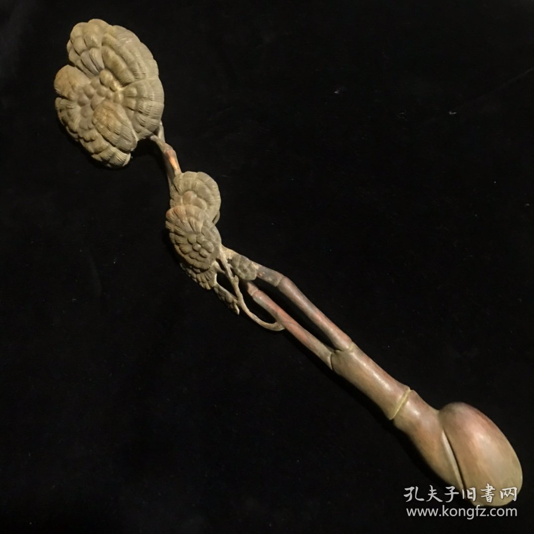点击查看原图 旧藏小叶老黄杨木雕灵芝如意,做工精细,栩栩如生,包浆温润细腻,品相完美。
尺寸:长38cm,宽9cm,重159g