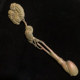 旧藏小叶老黄杨木雕灵芝如意,做工精细,栩栩如生,包浆温润细腻,品相完美。
尺寸:长38cm,宽9cm,重159g