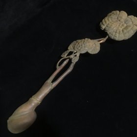 旧藏小叶老黄杨木雕灵芝如意,做工精细,栩栩如生,包浆温润细腻,品相完美。
尺寸:长38cm,宽9cm,重159g