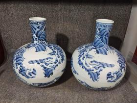 青花天球瓶
口径26cm
高度39cm