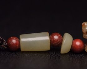 和田玉兽 规格:8.7×1.9×1.8厘米 重 40克。