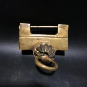 旧藏：老铜转锁，工艺美观，品相完整
尺寸长，8.5x7.5x3cm，重量297克，