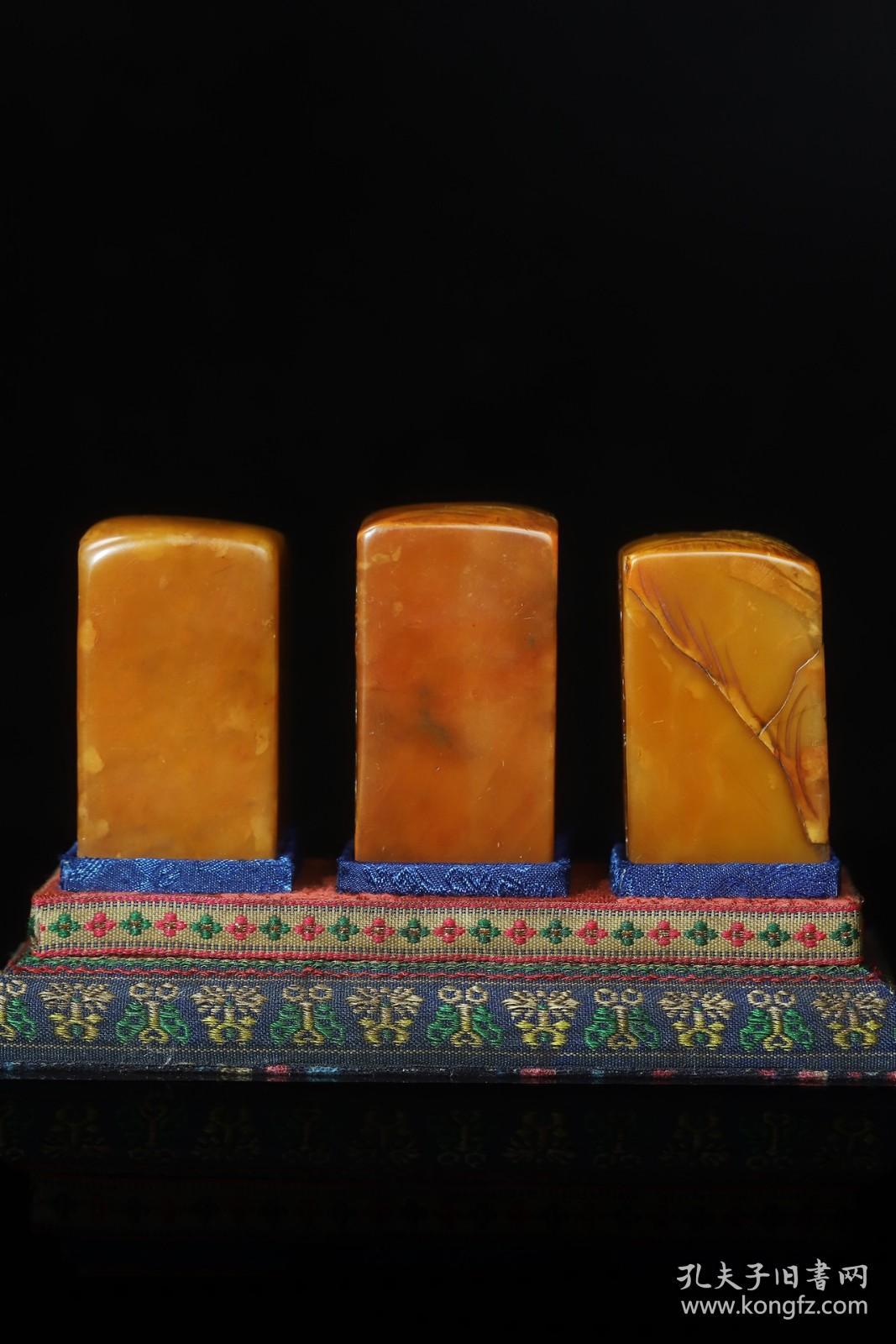 旧藏珍品布盒装纯手工雕刻寿山石印章。山水人物。名人雕刻，雕工精细，深度高浮雕，外观独特，神韵逼真，活龙活现。纯天然石色，萝卜丝纹清晰。包浆手感细腻润嫩尺寸6公分x3.3公分x3.3公分x重量509克)。