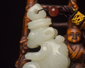 和田玉太阳神佩 规格:7.1×3.6×2.0厘米 重 69克