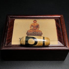 【两眼天珠】 尺寸40*14毫米，重量11.5克，二眼天珠