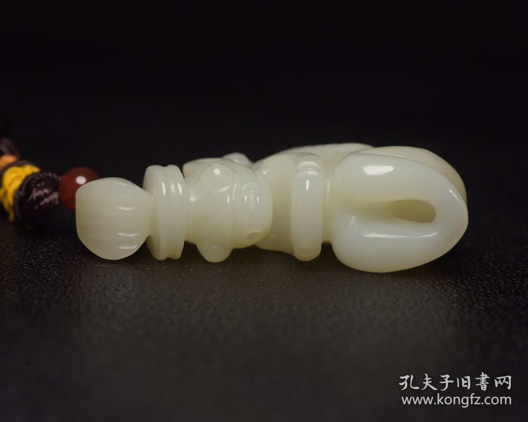 和田玉太阳神佩 规格:7.1×3.6×2.0厘米 重 69克