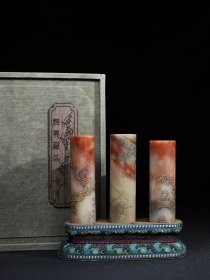 旧藏珍品布盒装纯手工雕刻寿山石薄意印章一套。《岁寒三友，松竹梅》名人雕刻，雕工精细，深度高浮雕，外观独特，神韵逼真，活龙活现，栩栩如生。纯天然石色，原皮原色。萝卜丝纹清晰。色泽温润如玉。包浆手感细腻油润尺寸10.5公分x3.3公分+11.6公分x3.2公分x重量710克）QS7125038 －2554号