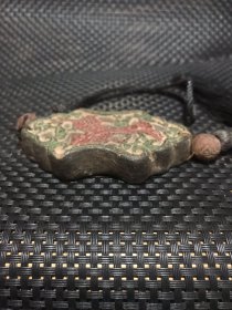 旧藏：老沉香彩绘又面雕福鹿同春牌子
规格：高8.8cm，宽5cm，厚1.5cm 重46g