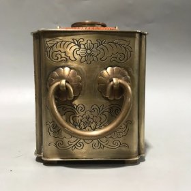 旧藏:白铜温酒壶,雕工精细,雕刻夜晏桃李图,满工,挺重的,底部有落款,有收藏价值 尺寸:高12cm,宽16.5cm,厚9cm,重量:1242克X