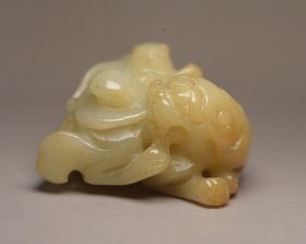 和田玉子母兽   
规格: 5.5×4.7×3.0厘米，重 91克。