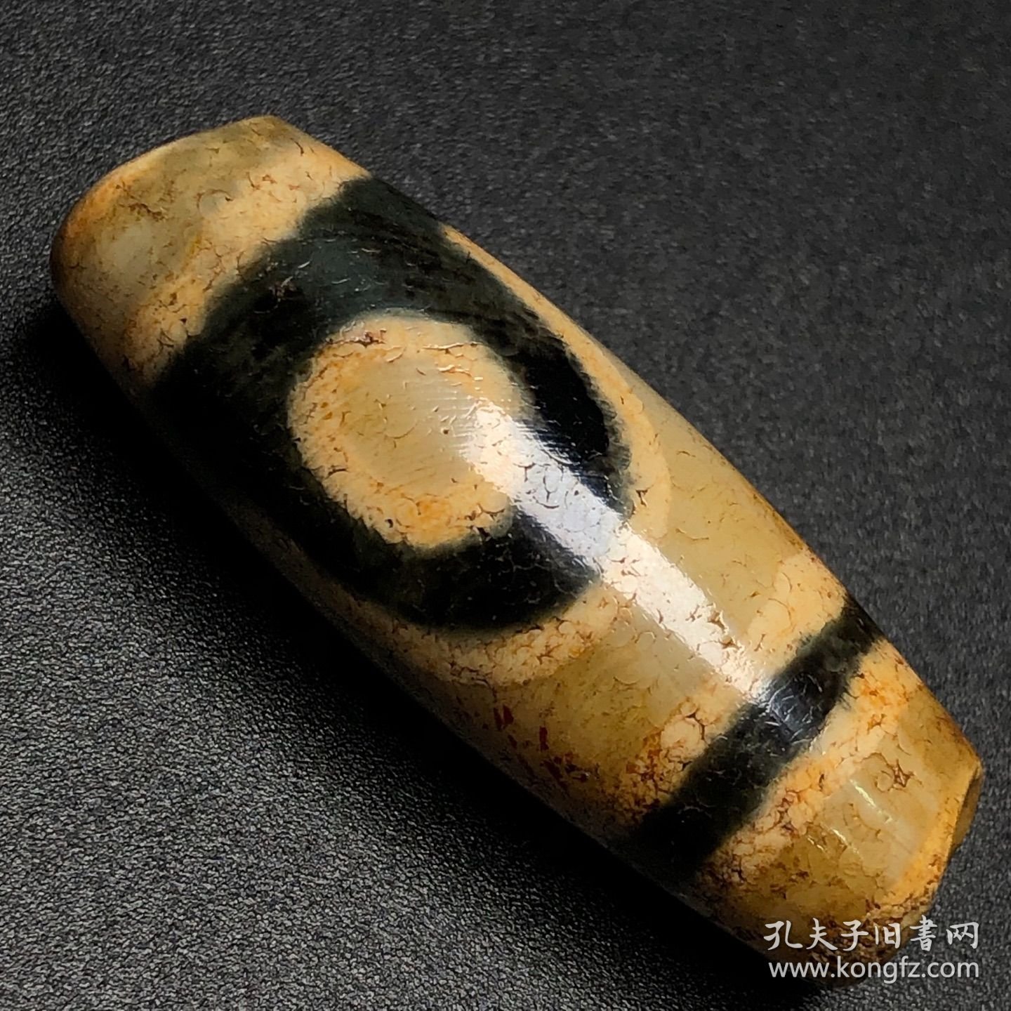 【两眼天珠】 尺寸40*14毫米，重量11.5克，二眼天珠