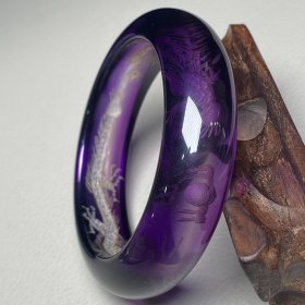 紫水晶内雕龙凤呈祥手镯
尺寸：内径58毫米、条宽18毫米