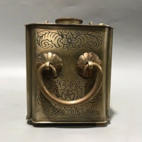 旧藏:白铜温酒壶,雕工精细,雕刻夜晏桃李图,满工,挺重的,底部有落款,有收藏价值 尺寸:高12cm,宽16.5cm,厚9cm,重量:1242克X