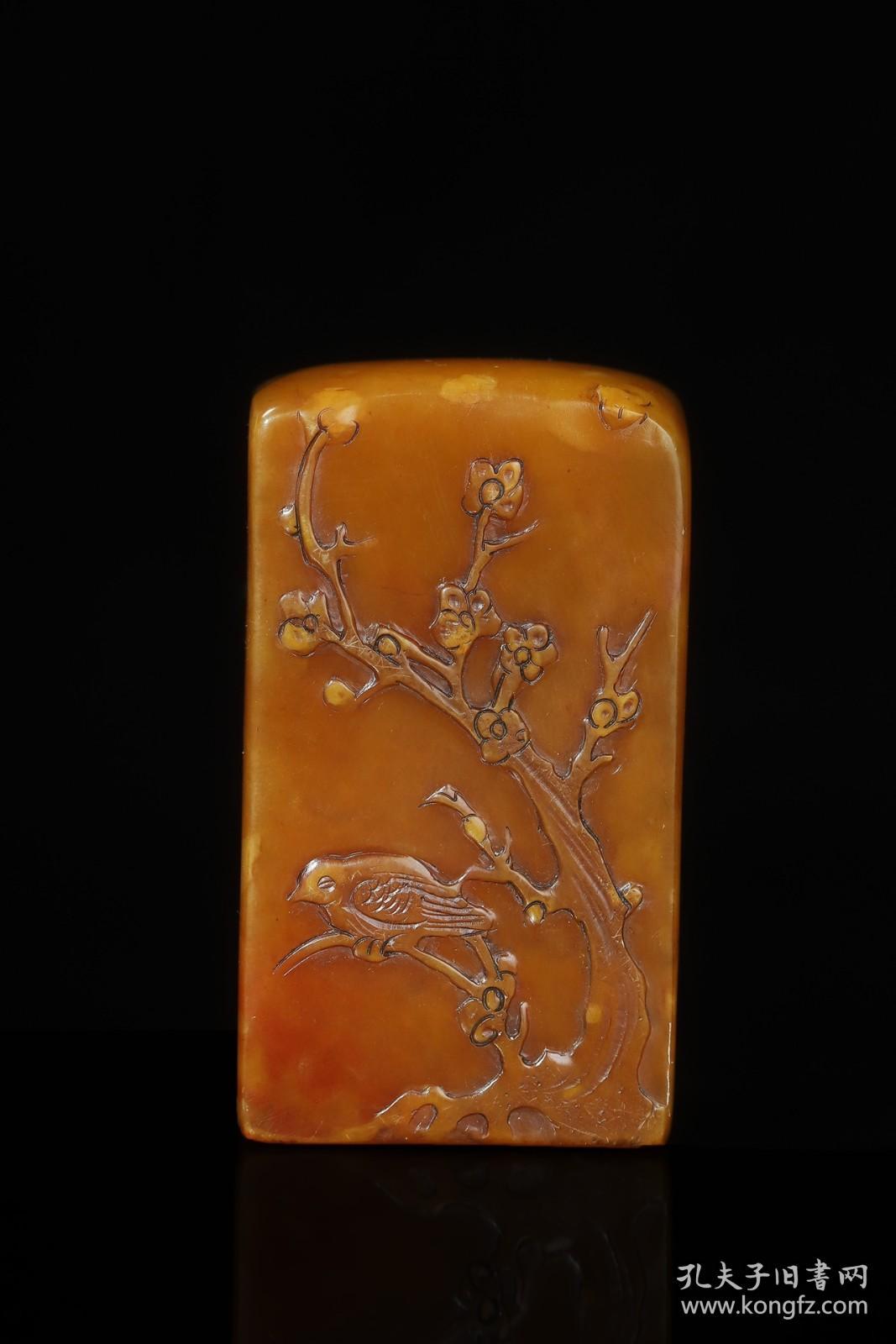 旧藏珍品布盒装纯手工雕刻寿山石印章。山水人物。名人雕刻，雕工精细，深度高浮雕，外观独特，神韵逼真，活龙活现。纯天然石色，萝卜丝纹清晰。包浆手感细腻润嫩尺寸6公分x3.3公分x3.3公分x重量509克)。