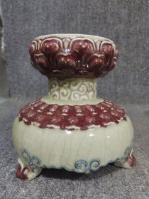 青花釉里红三足炉
口径17cm
高度18cm