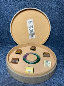 大清乾隆年制刺绣收藏盒内藏牛骨扳指，牙扳指和翡翠手镯
刺绣盒尺寸：直径15厘米，高6.5厘米
