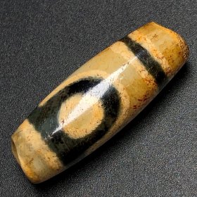 【两眼天珠】 尺寸40*14毫米，重量11.5克，二眼天珠