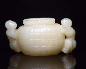 和田玉童子摆件规格:   12.6×5.6×5.5厘米   重   288克。