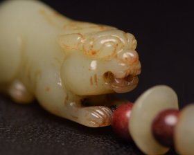 和田玉兽 规格:8.7×1.9×1.8厘米 重 40克。