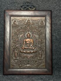 尼泊尔回流花梨木镶嵌铜唐卡屏风
保存完好，做工精致，纯手工雕刻图案
宝贝尺寸:长32厘米，宽23.8厘米。厚2.4厘米